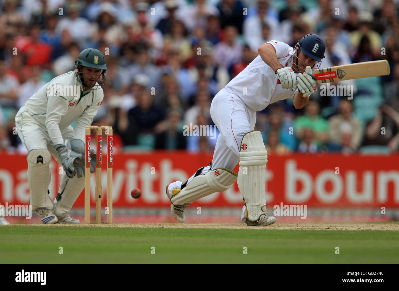 Cricket - Npower quarto test - Day Five - Inghilterra / Sud Africa - The Brit Oval. Andrew Strauss, in Inghilterra, fa scivolare via la palla Foto Stock