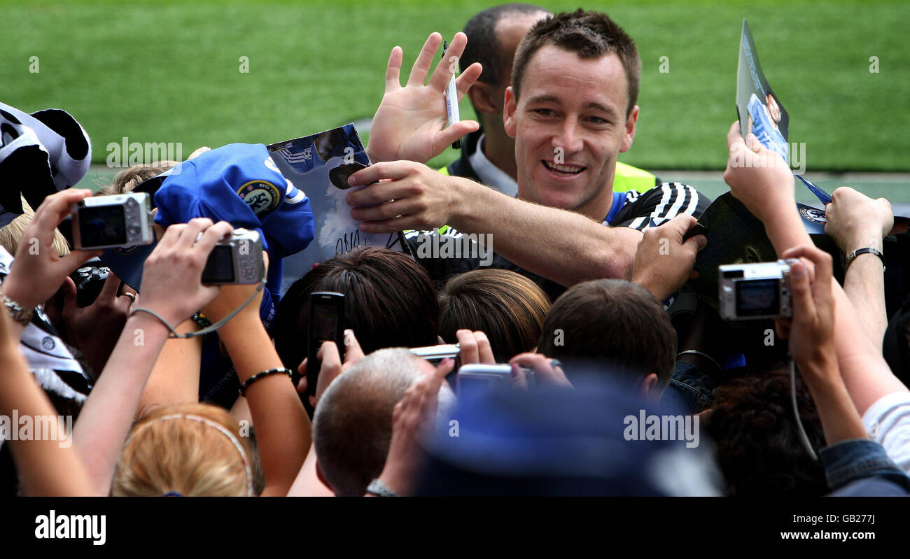 Calcio - Chelsea Training - Stamford Bridge. Il capitano del Chelsea John Terry firma l'autografo per i tifosi durante una sessione di addestramento allo Stamford Bridge, Londra. Foto Stock