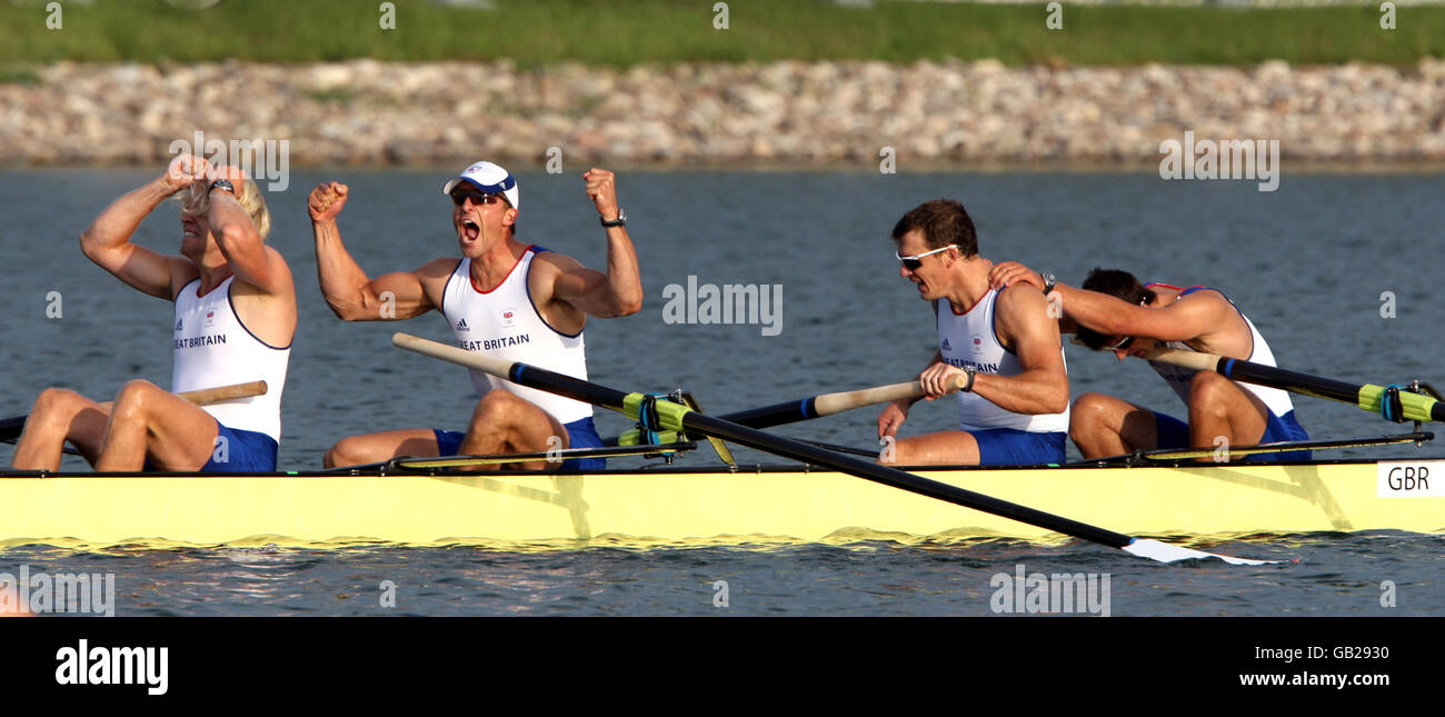 I vogatori della Gran Bretagna (da sinistra) Andrew Triggs Hodge, Pete Reed, Steve Williams e Tom James reagiscono dopo aver vinto l'oro nella finale senza culo degli uomini al Parco Olimpico di Shunyi, durante i Giochi Olimpici di Pechino del 2008 in Cina. Foto Stock