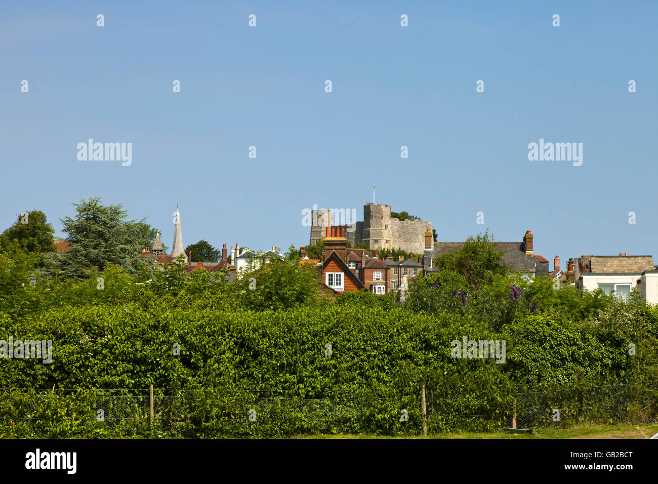 Lewes Castle visto dal Priory Park, Southover East Sussex England Regno Unito Foto Stock