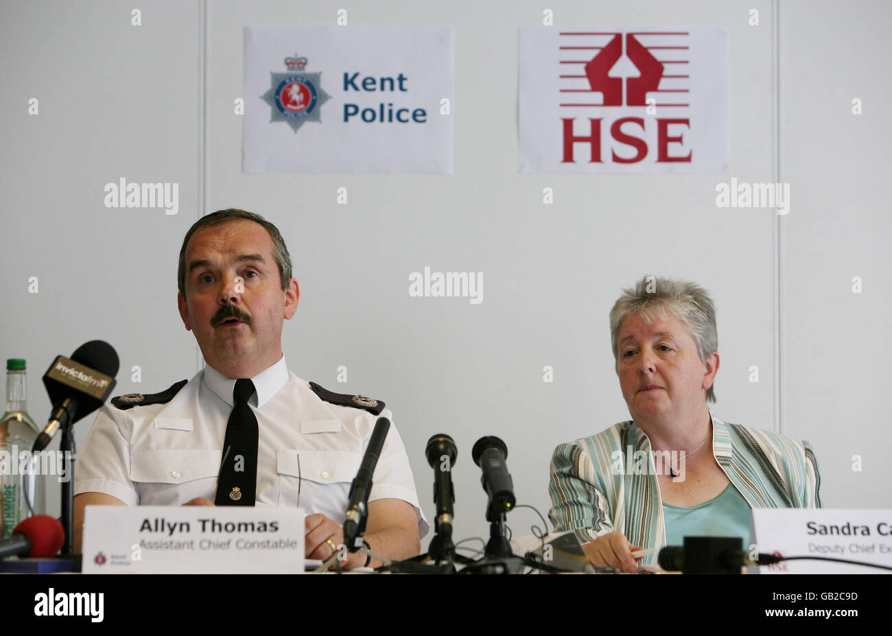 Allyn Thomas, assistente capo Constable della polizia di Kent con Sandra Caldwell, vice capo esecutivo dell'esecutivo di salute e sicurezza che parla ad una conferenza di notizie sui focolai fatali di Clostridium difficile (C diff) al Maidstone e Tunbridge Wells NHS Trust. Foto Stock