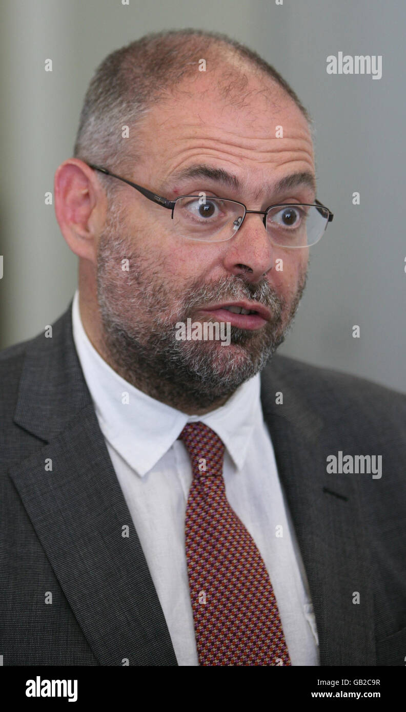 Glenn Douglas, attuale Chief Executive della Maidstone e Tunbridge Wells NHS Trust in una conferenza stampa sui focolai fatali di Clostridium difficile (C diff) alla Maidstone e alla Tunbridge Wells NHS Trust. Foto Stock