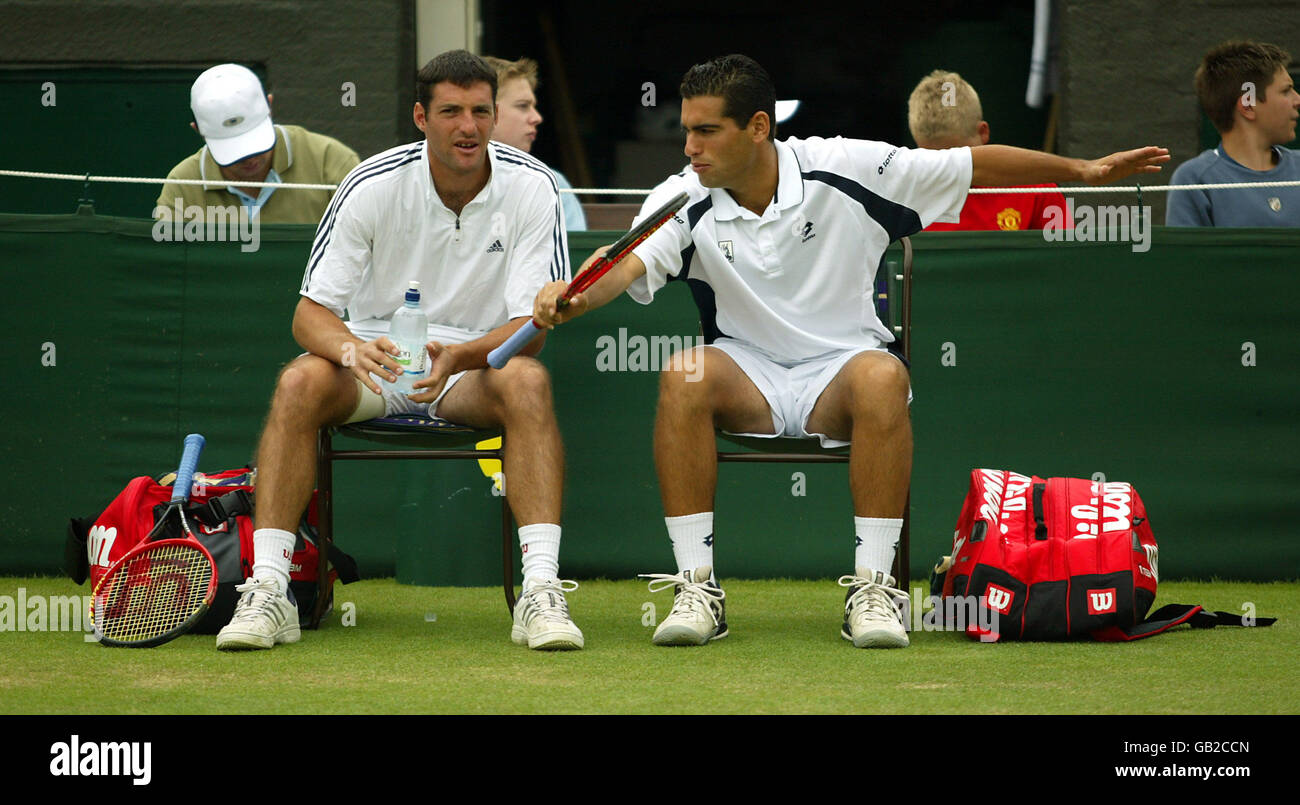 Tennis - Wimbledon 2003 - semifinale, Jonas Bjorkman e Todd Woodbridge contro J. Erlich e A. RAM. J. Erlich e A. RAM si siedono al turno di cambio Foto Stock