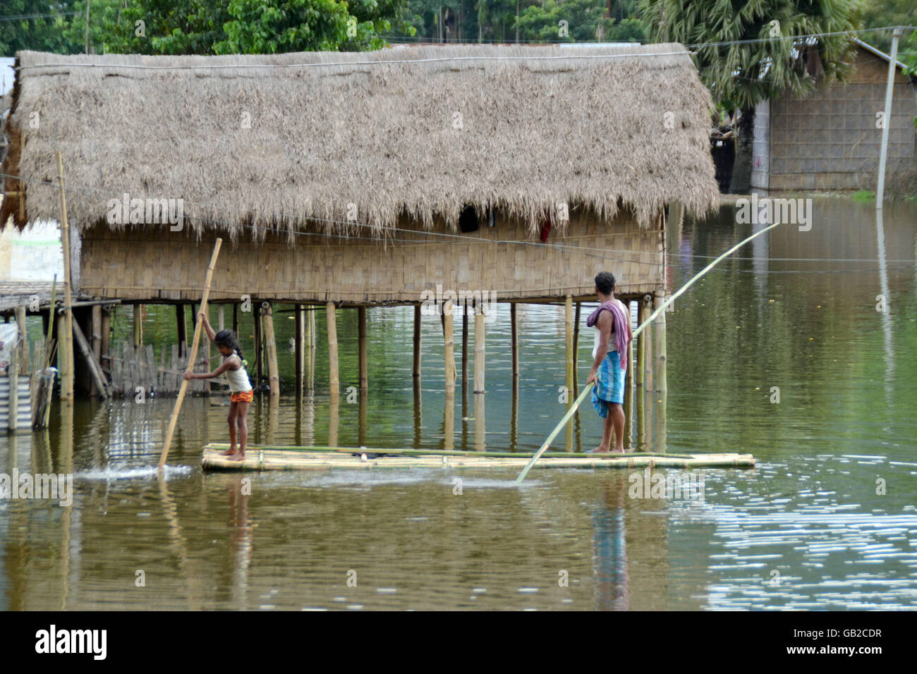 Nagaon, India. 05 Luglio, 2016. Il colpite dalle alluvioni le persone si spostano verso la terra alta per la loro vita in sicurezza su zattere di bambù in Kuthari villaggio nel distretto di Nagaon. Circa un centinaio di migliaia di persone sono state colpite dalle inondazioni in Assam. © Simanta Talukdar/Pacific Press/Alamy Live News Foto Stock