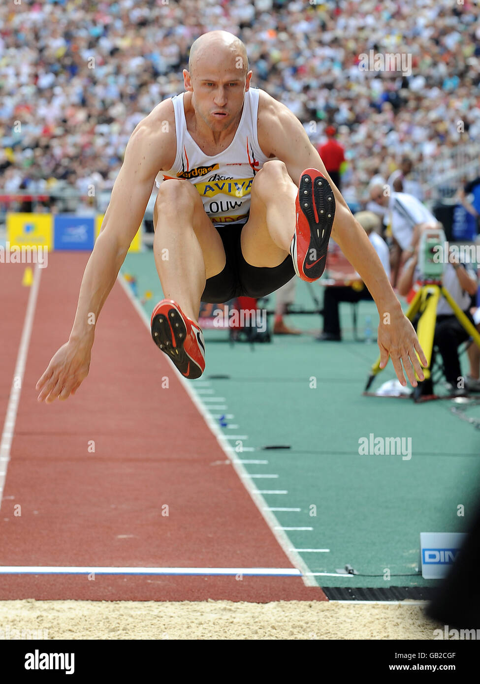 Stephen Louw della Namibia compete nel salto lungo degli uomini a. Centro sportivo nazionale Crystal Palace Foto Stock