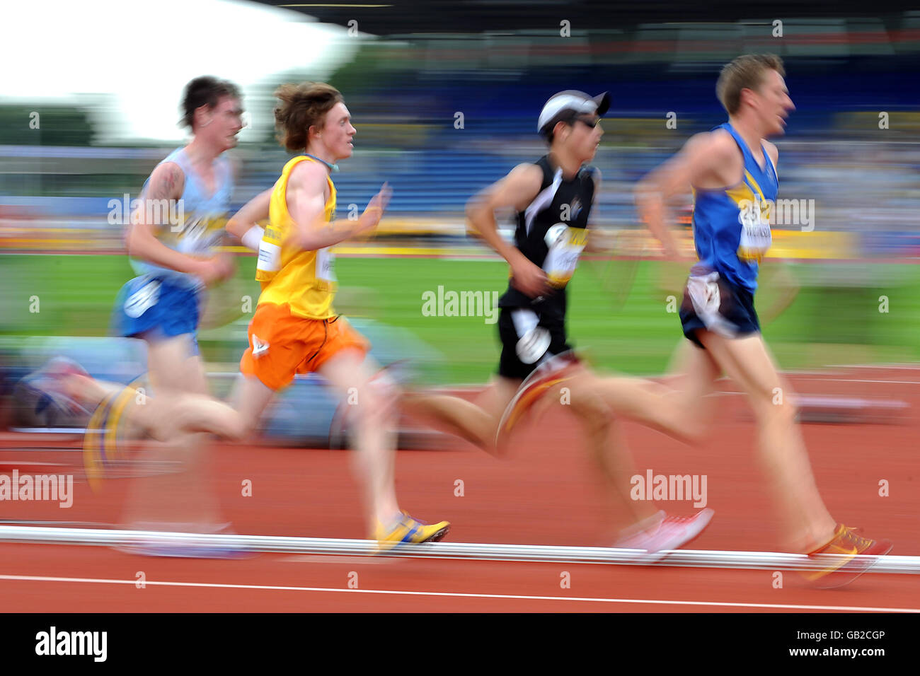 I corridori gareggiano nei 3000m sotto i 20 uomini al Centro sportivo nazionale Crystal Palace Foto Stock