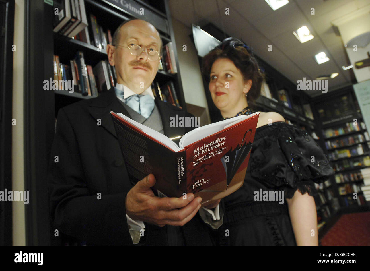 Dr Crippen e Belle Elmore, interpretati dagli attori Sandy Myles e Samantha Parry, a Waterstone's, nel centro di Londra, Reading Molecules of Murder, il nuovo libro dell'autore John Emsley, pubblicato dalla Royal Society of Chemistry. Foto Stock