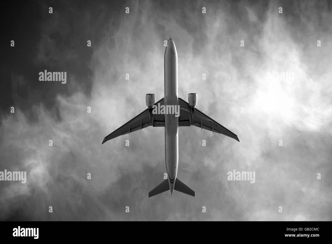 In aereo nel cielo nuvoloso. Foto Stock