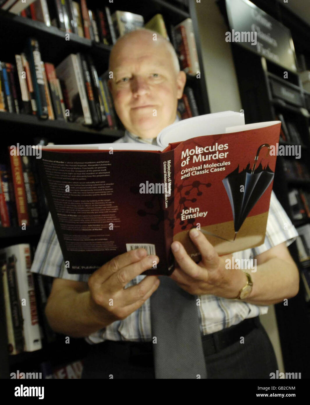 L'autore John Emsley con il suo nuovo libro Molecules of Murder at Waterstone's, nel centro di Londra, pubblicato dalla Royal Society of Chemistry. Foto Stock