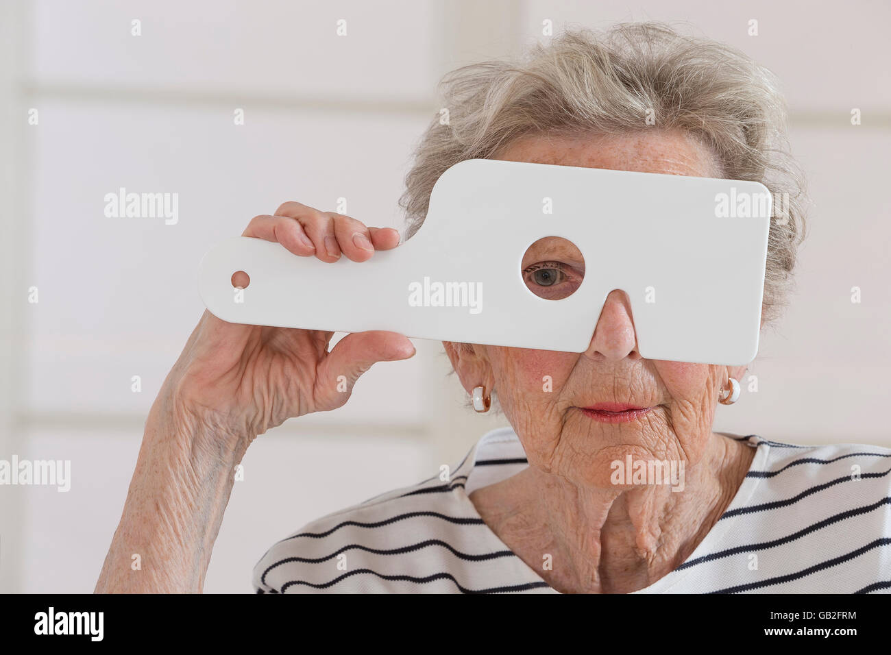 Senior Vision control a uno specialista Foto Stock