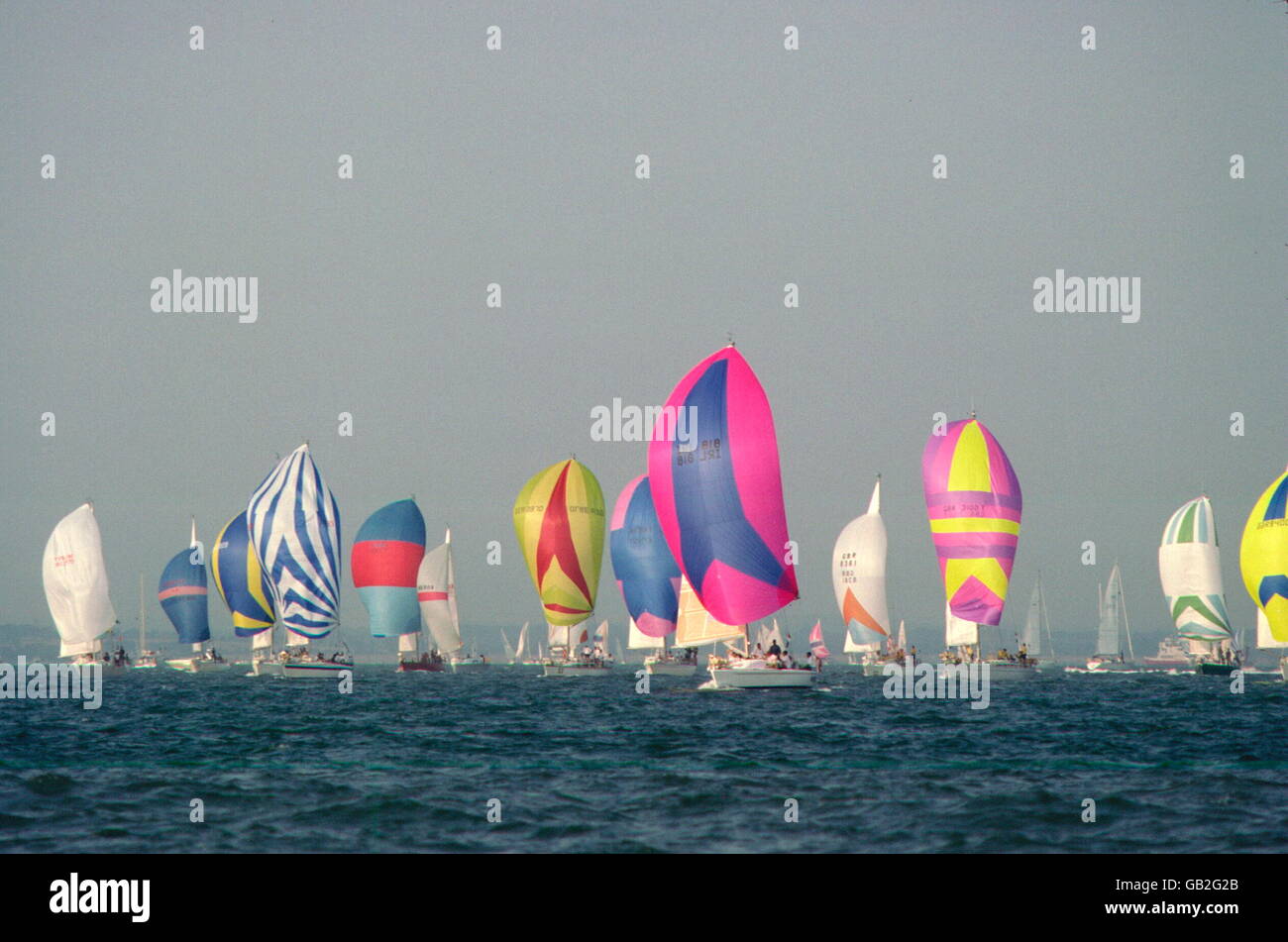 AJAX NEWS FOTO. 1995. SOLENT, Inghilterra. - FASTNET RACE, START OFF COWES PER LA NON ADMIRAL'S CUP flotta. Foto:JONATHAN EASTLAND/AJAX. REF:FNT95/START/FLOTTA Foto Stock