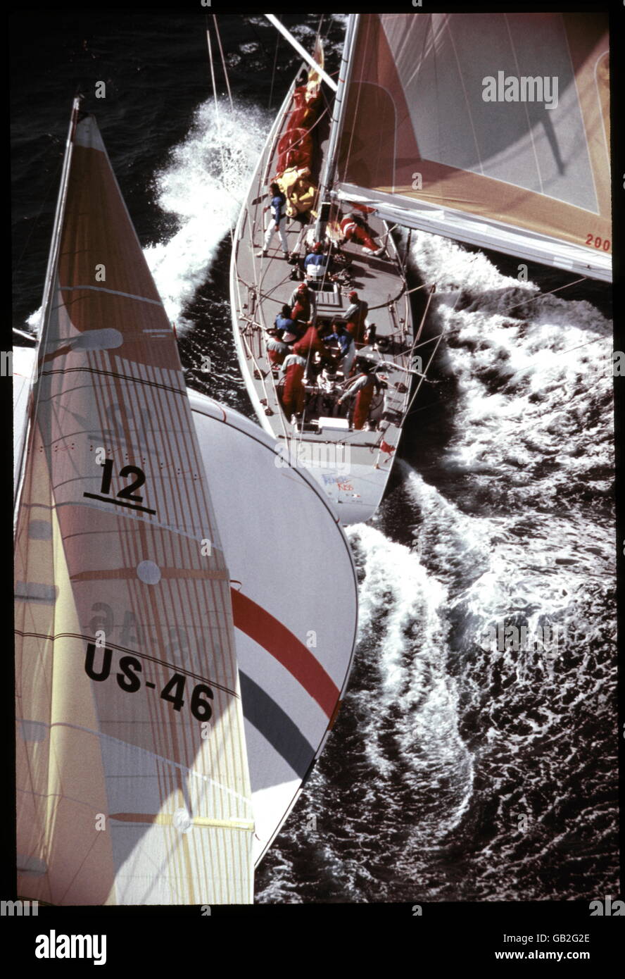 AJAX NEWS FOTO. 1986. FREMANTLE, Australia. - Coppa America - NEW YORK YACHT CLUB ENTRATA AMERICA II (US46) viene battuto fuori del CHALLENGER ELIMINAZIONE PROVE DA FRENCH KISS (SKIPPER Marc Pajot, IN FINE LE CONDIZIONI DI NAVIGAZIONE SULLE STRADE DI CALIBRO. Foto:JONATHAN EASTLAND/AJAX. REF:(C)876502/AMCUP86/KPL Foto Stock