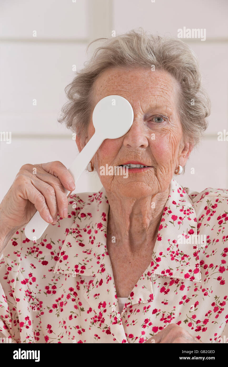 Senior Vision control a uno specialista Foto Stock