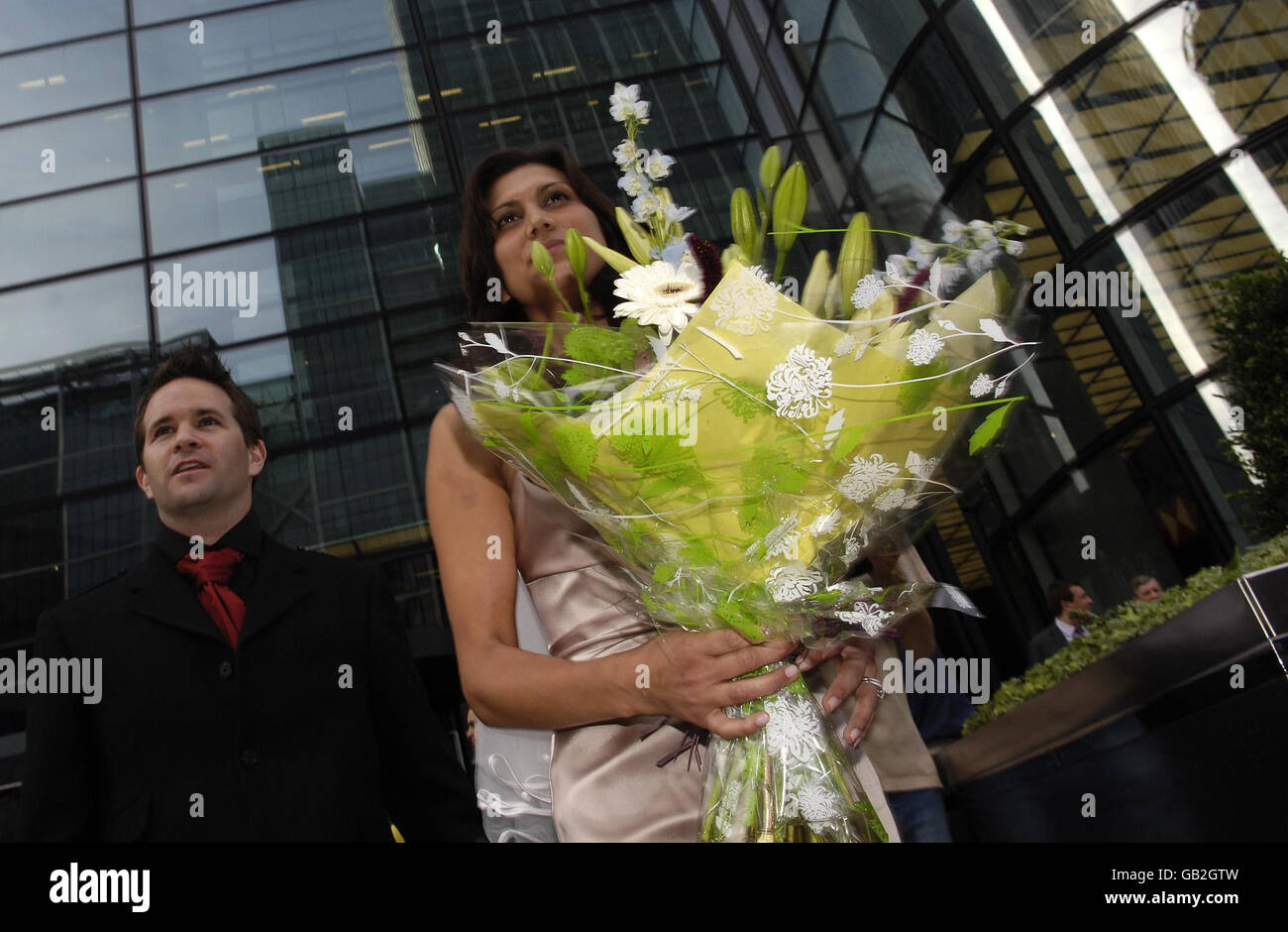 Sarah Roberts, 25 anni, emerge dall'edificio HSBC con l'organizzatore di protesta Michael o'Sullivan dopo aver consegnato una petizione per richiedere che il wrapit di thet consegnare i loro regali di nozze promesso. Foto Stock