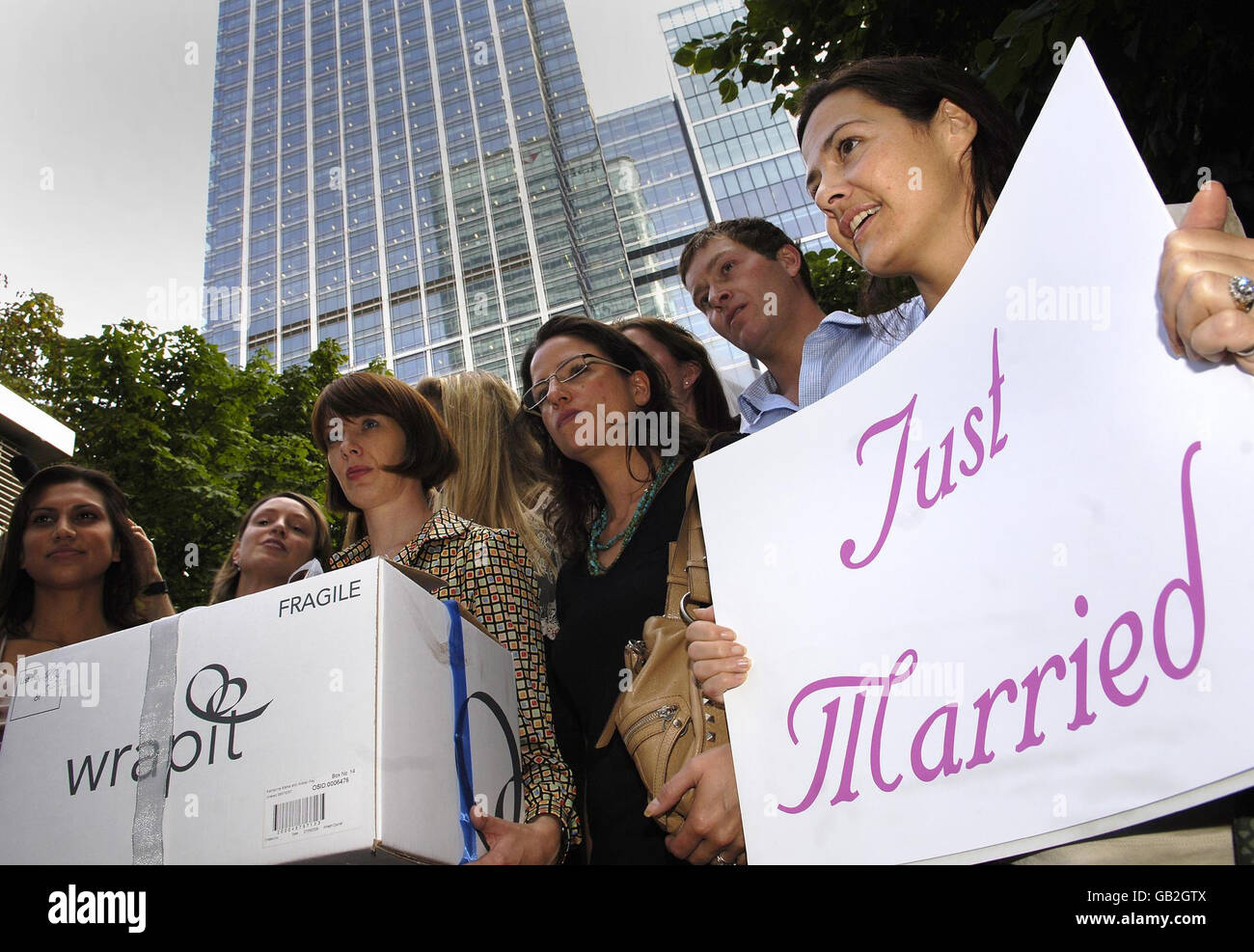 I manifestanti si trovano all'esterno dell'edificio HSBC nel Canary Wharf di Londra, dove hanno consegnato una petizione per chiedere che il wrapit consegni loro regali di nozze promessi. Foto Stock