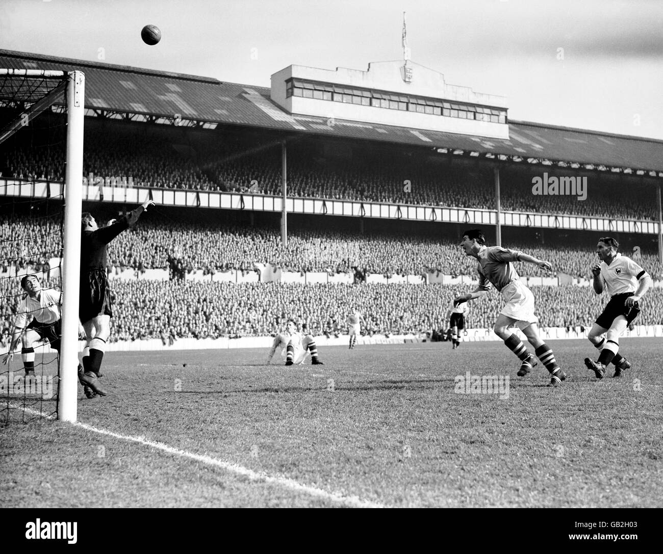 Roy Clarke di Manchester City (seconda r) si dirige al bar, guardato da Bill Nicholson di Tottenham Hotspur (r), Alf Ramsey (l) e Ted Ditchburn (seconda l) Foto Stock