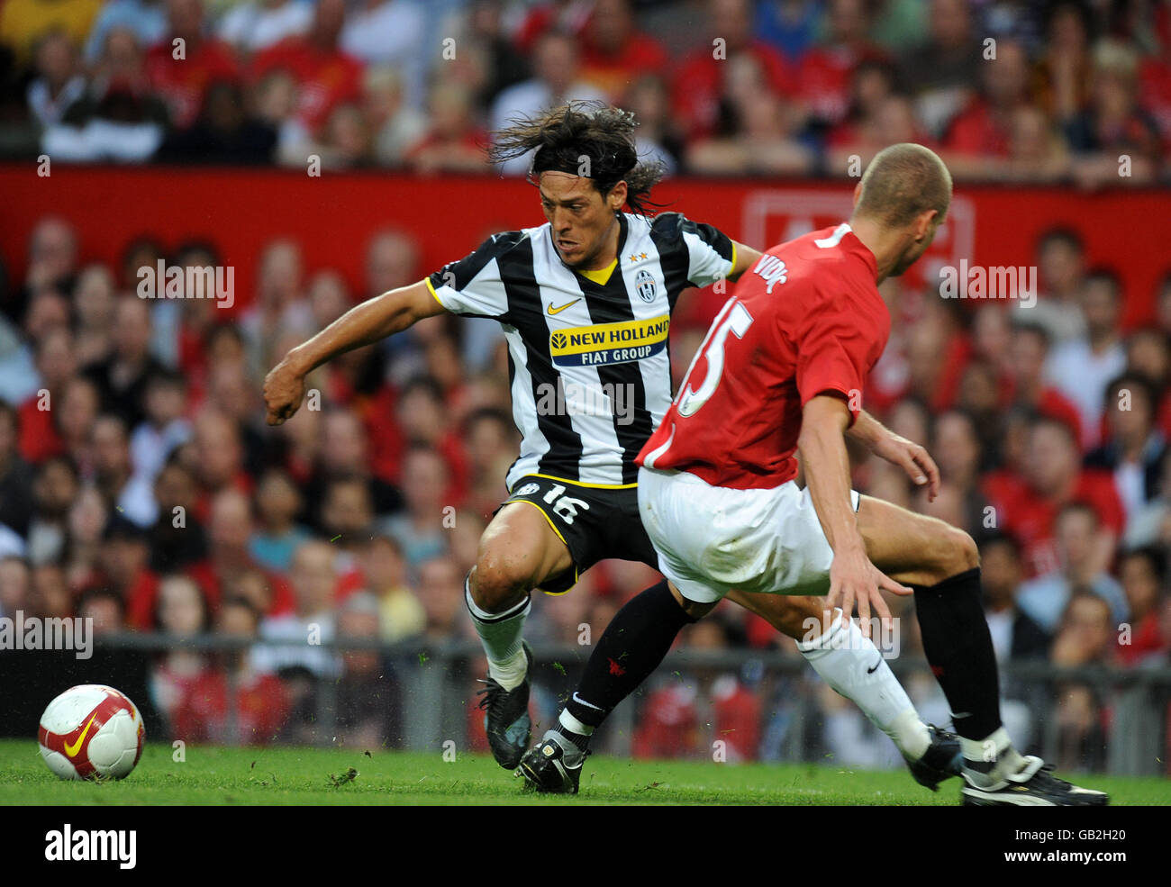 Mauro Camoranesi di Juventus si muove all'interno del Nemanja Vidic di Manchester United Foto Stock