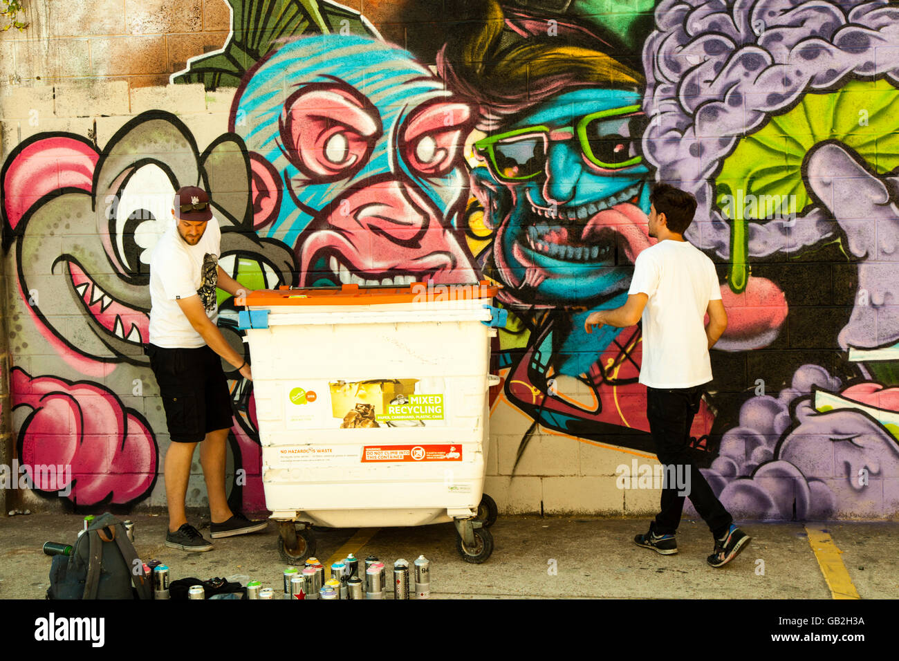 Brighton artisti di graffiti pittura un muro. Foto Stock