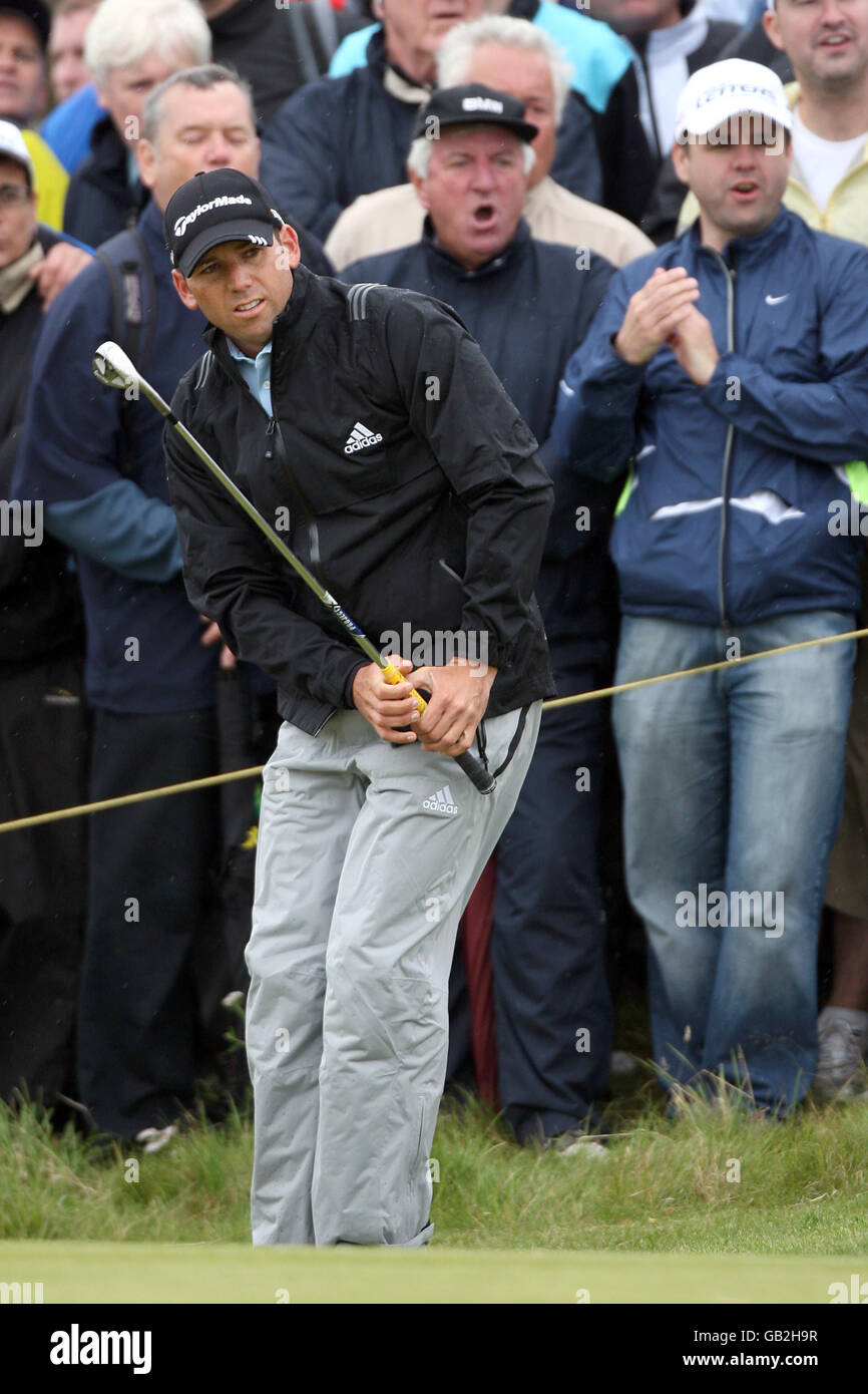 La folla reagirà a un colpo giocato da Sergio Garcia in Spagna durante il primo round dell'Open Championship al Royal Birkdale Golf Club di Southport. Foto Stock