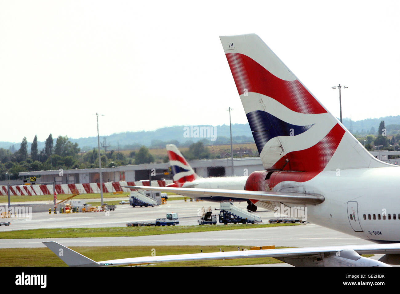 Immagine generica di una pinna di coda di British Airways 747 AS Viene spinto indietro da uno stand presso il terminal 5 all'aeroporto di Heathrow Foto Stock