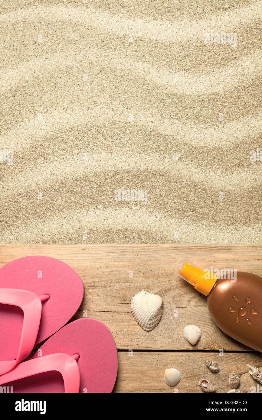 Concetto di estate con rosa flip flop, conchiglie e olio di abbronzarvi sulla spiaggia sabbiosa Foto Stock