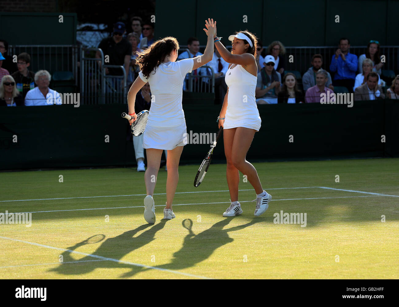 Malony di eliz (destra) e nellâ Miller in azione nelle ragazze raddoppia il giorno otto dei campionati di Wimbledon al All England Lawn Tennis e Croquet Club, Wimbledon. Stampa foto di associazione. Picture Data: martedì 5 luglio 2016. Vedere PA storia il tennis a Wimbledon. Foto di credito dovrebbe leggere: Adam Davy/filo PA. Restrizioni: solo uso editoriale. Nessun uso commerciale senza il previo consenso scritto della AELTC. Immagine ancora utilizzare solo - Assenza di immagini in movimento per emulare broadcast. Nessuna sovrapposizione o rimozione di sponsor/annuncio loghi. Chiamate il numero +44 (0)1158 447447 per ulteriori informazioni. Foto Stock