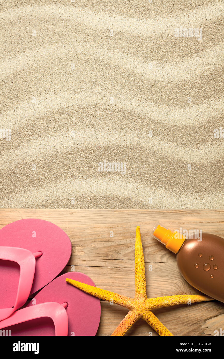 Concetto di estate con rosa flip flop, giallo stella di mare e tintarella olio sulla spiaggia sabbiosa Foto Stock