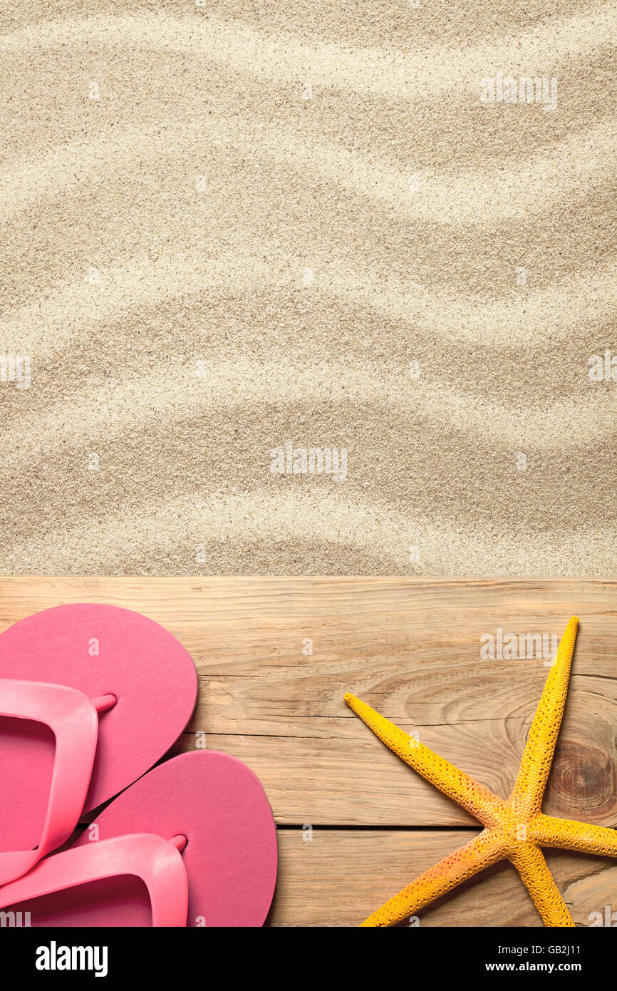 Concetto di estate con rosa flip flop e giallo stella di mare sulla spiaggia di sabbia Foto Stock
