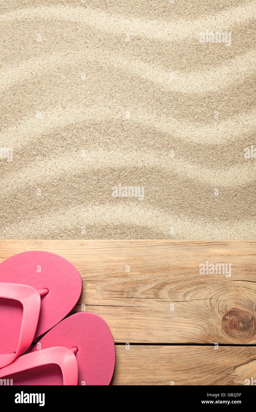 Concetto di estate con rosa flip flop sulla spiaggia sabbiosa Foto Stock