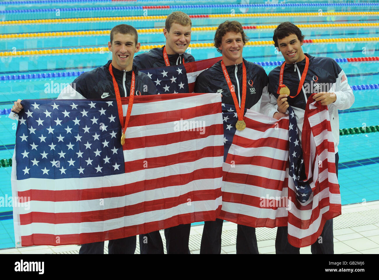 La squadra di relè freestyle 4x200m degli Stati Uniti (da sinistra a destra) Michael Phelps, Peter Vanderkaay, Ryan Lochte e Ricky Berens festeggiano con la loro medaglia d'oro al Centro Acquatico Nazionale di Pechino durante i Giochi Olimpici di Pechino 2008 in Cina. Foto Stock