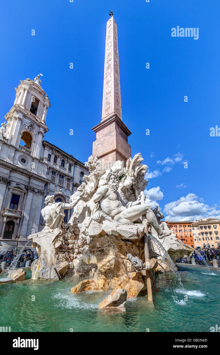 La fontana dei Quattro Fiumi in Piazza Navona di Gian Lorenzo Bernini Foto Stock