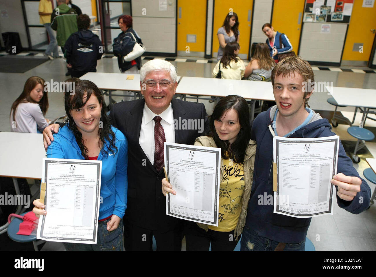 Il Ministro dell'Educazione Batt o'Keefe si leva in piedi con (da sinistra) Roisin Ni She, Eadaoin Hayes e Brian Hanley, che ciascuno ha ottenuto 600 punti nei loro esami, a Ballincollig a Cork, come migliaia di studenti di certificato di lasciare in tutto il paese raccogliere i loro risultati. Foto Stock