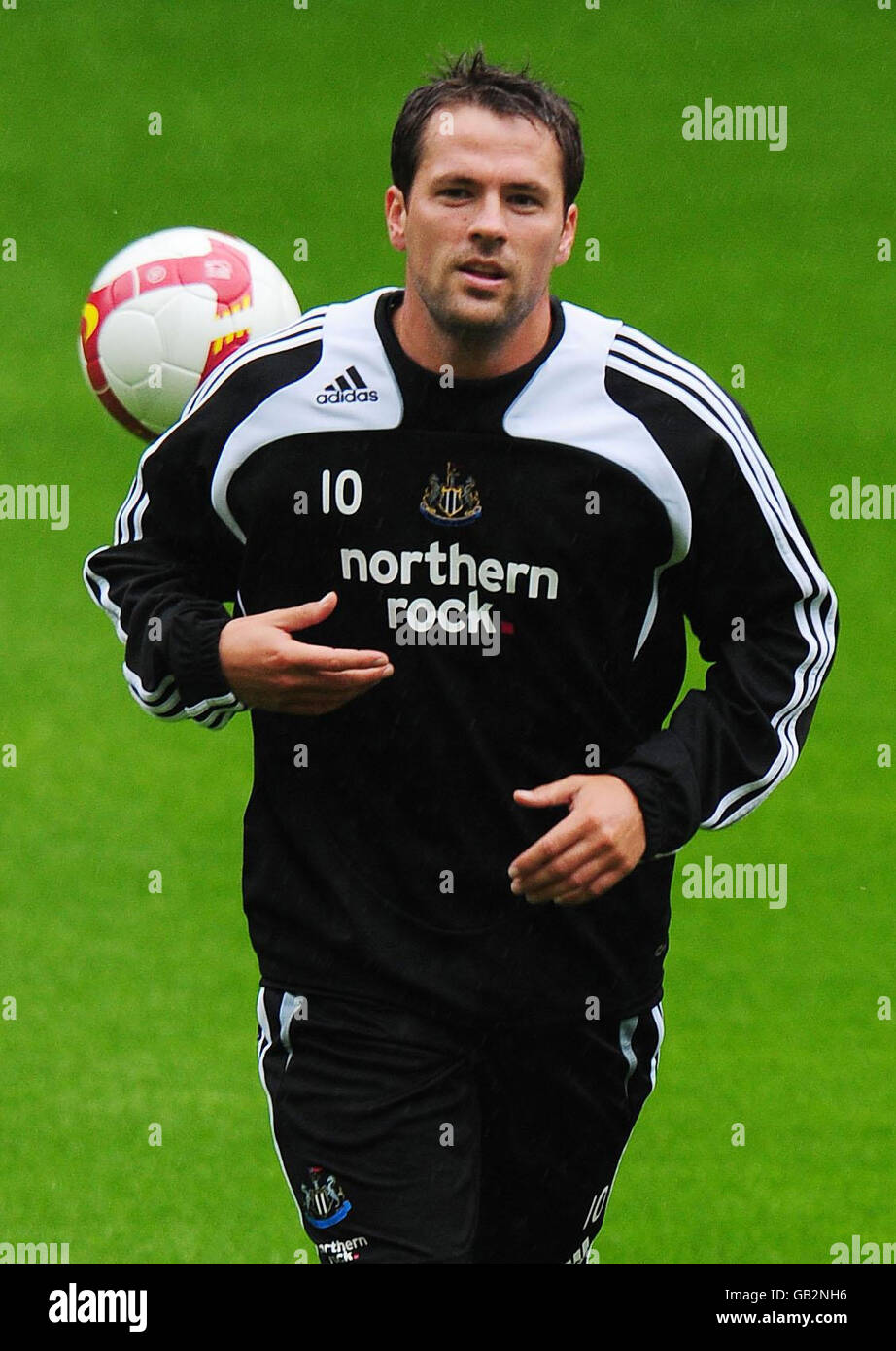 Michael Owen di Newcastle si allena durante un giorno all'aperto al St James' Park, Newcastle. Foto Stock