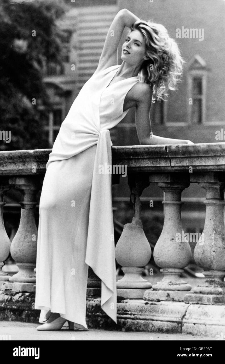 Modello Tania che indossa un abito da sera in crespa laterale con drappeggi di seta crema di Bruce Oldfield, nominato per il British Fashion Awards 1989. Foto Stock