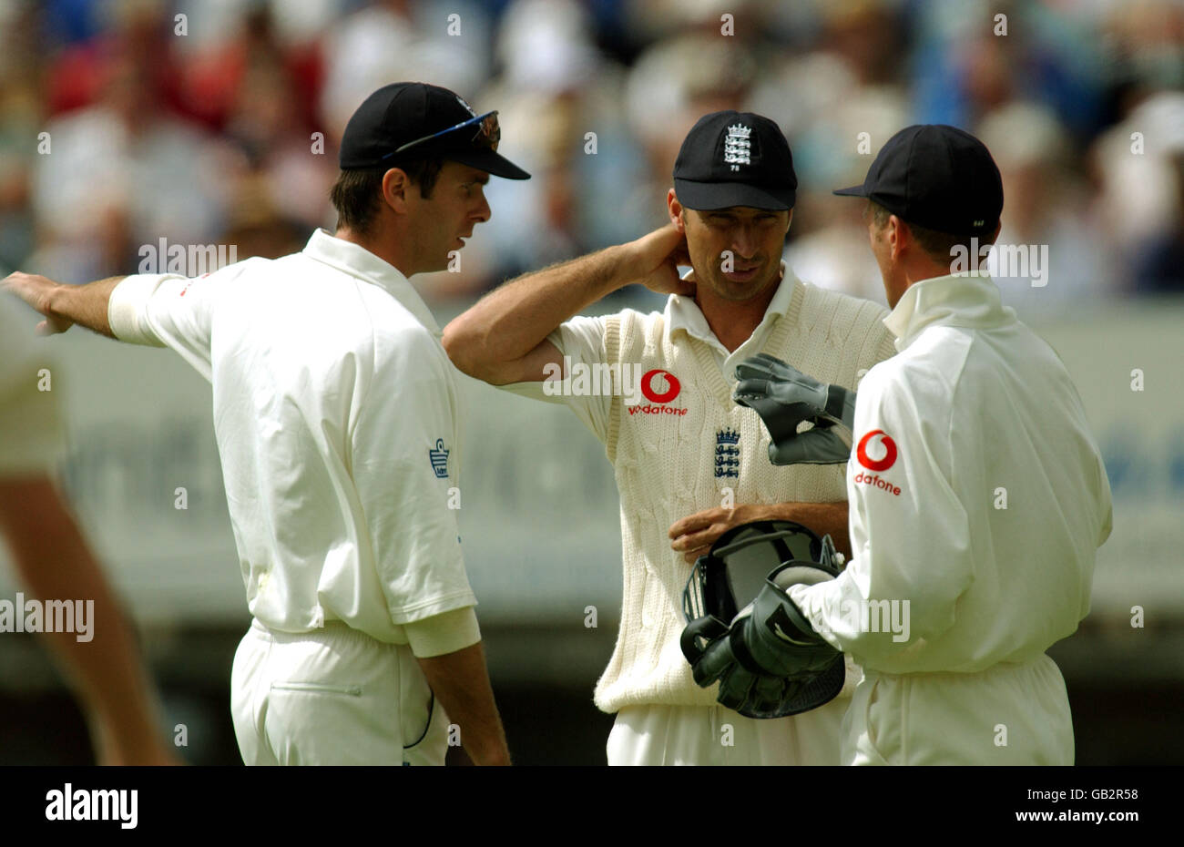 (L-R) Michael Vaughan, Nasser Hussain e Alec Stewart in Inghilterra discutono delle tattiche prima che la pioggia smettesse di giocare Foto Stock