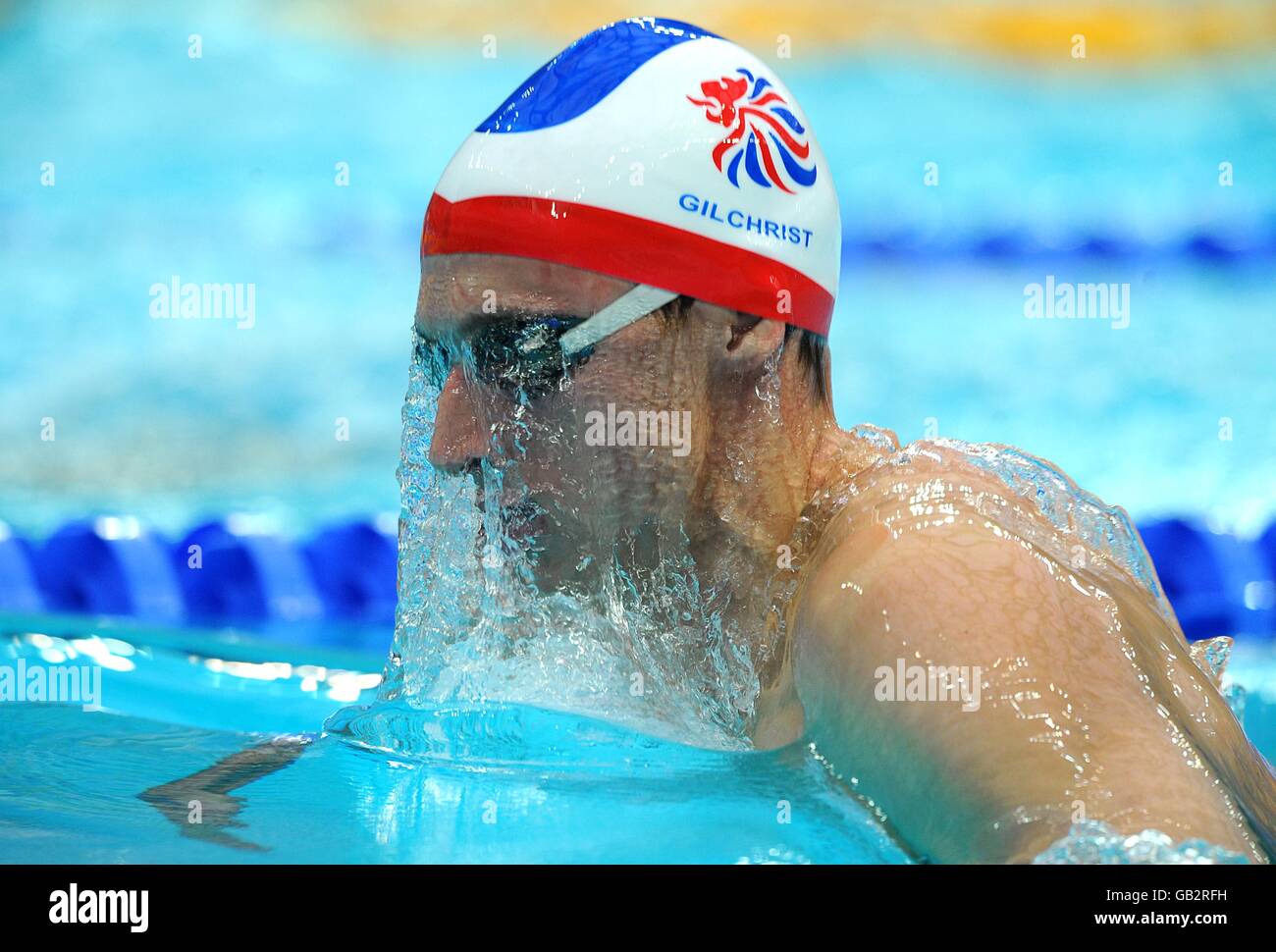 Il Kristopher Gilchrist della Gran Bretagna in azione nella semifinale da 200 m del tiretto al seno maschile al National Aquatics Center il giorno 5 dei Giochi Olimpici 2008 a Pechino. Foto Stock