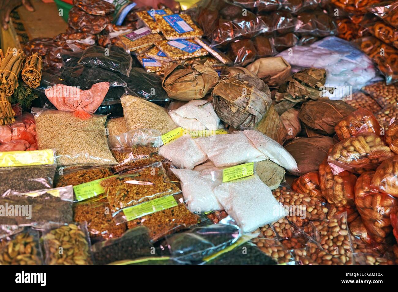 Le spezie e le erbe la vendita a un villaggio locale mercato in Bentota Sri Lanka Sud Est Asiatico sacchetti di erbe aromatiche come la noce moscata, il peperoncino essiccato di spezie e cannella Foto Stock