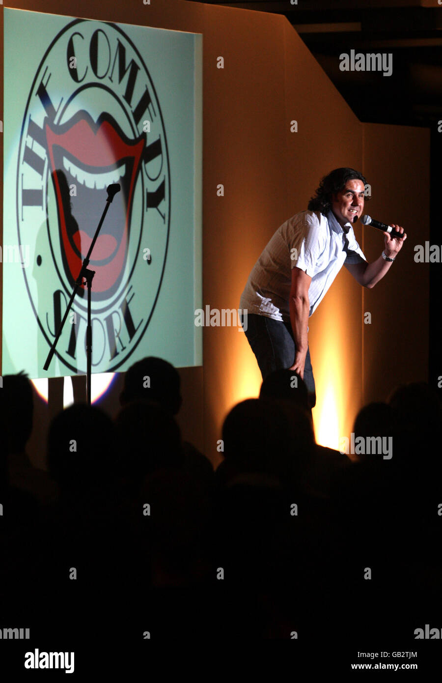 Il comico Micky Flanagan durante la sua routine nella Sala Esher A Sandown Park Foto Stock