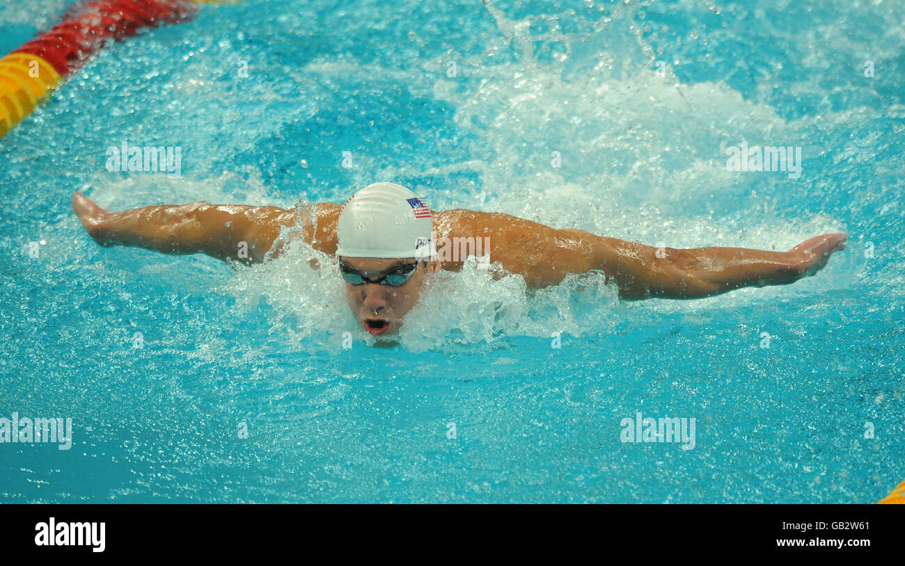 Michael Phelps degli Stati Uniti in azione durante la farfalla da 100 m maschile Scaldare al Centro Acquatico Nazionale di Pechino Foto Stock