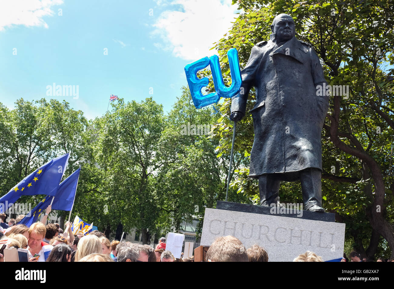 Il Winston Churchill statua a Londra il Parlamento Sqaure durante un anti-Brexit rally su 2 Luglio, 2016. Foto Stock