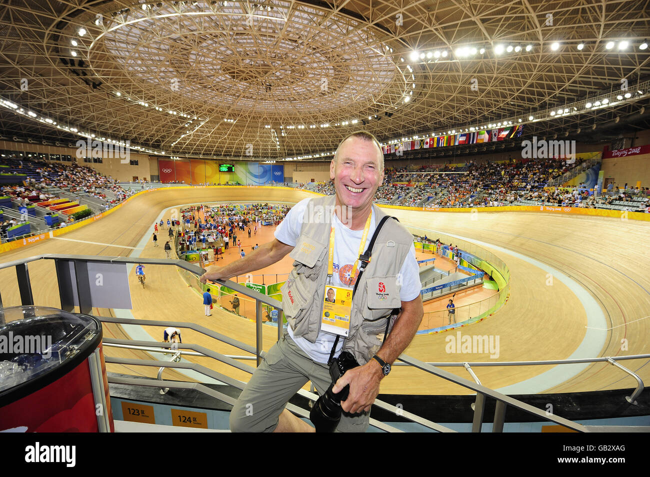 Fsolo per uso interno del PA. PA staff fotografo John Giles al Laoshan Velodrome di Pechino, Cina, per i Giochi Olimpici. Foto Stock