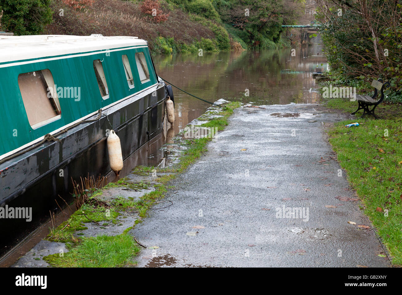 Inondati canal alzaia in Rochdale Canal, dicembre 2015, Sowerby Bridge, West Yorkshire Foto Stock