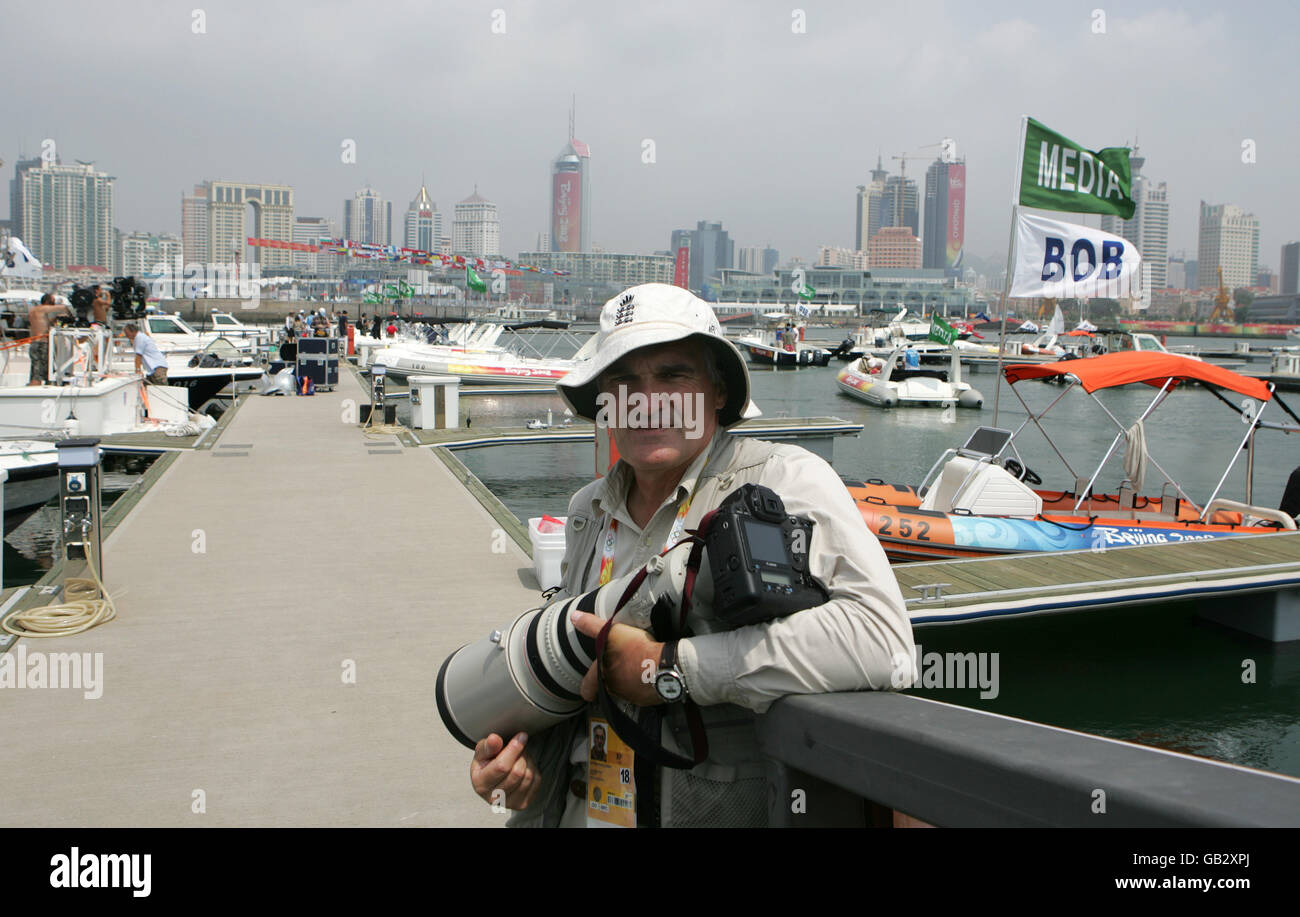 Solo per uso interno del PA. Il fotografo dell'Associazione Stampa David Jones a Qingdao, per le regate veliche delle Olimpiadi di Pechino del 2008. Foto Stock