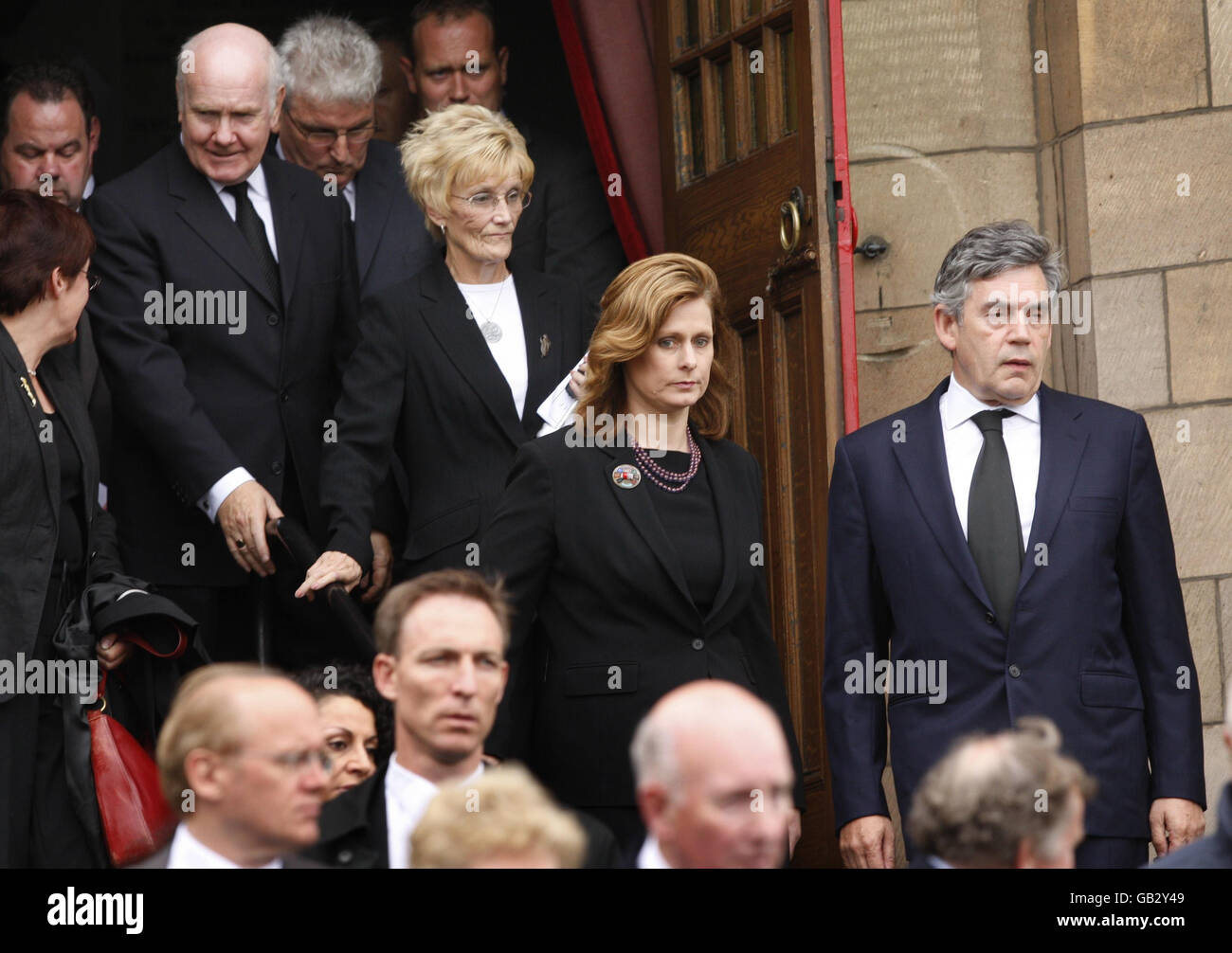Il primo Ministro Gordon Brown (a destra) e la moglie Sarah Brown (al centro) con il Dr. John Reid MP (all'estrema sinistra) e il Segretario di Stato per la Difesa, Des Browne MP (all'estrema sinistra), mentre lasciano i funerali dell'ex deputato laburista John MacDougall alla Chiesa di Erskine, Burntisland, Scozia. Foto Stock