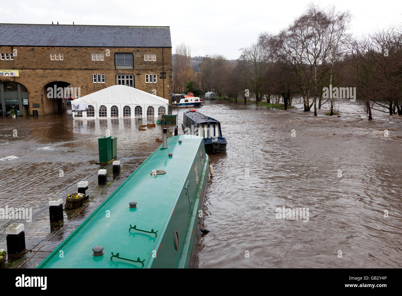 Dicembre 2015 acque alluvionali al pontile, Sowerby Bridge, West Yorkshire Foto Stock