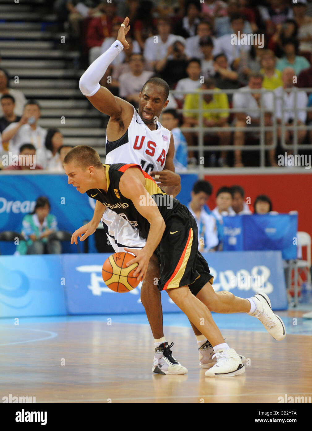 USA Kobe Bryant e Germania Steefen Hamann in azione a. Palestra olimpica di pallacanestro Foto Stock