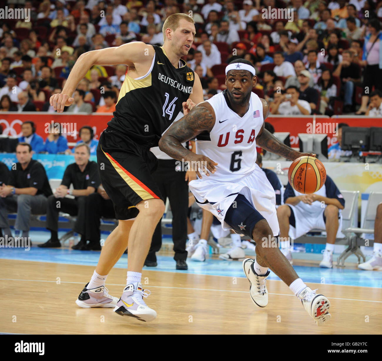 Olimpiadi - Giochi Olimpici di Pechino 2008 - giorno dieci. Lebron James degli Stati Uniti e Dirk Nowitzki della Germania in azione al ginnasio olimpico di pallacanestro Foto Stock