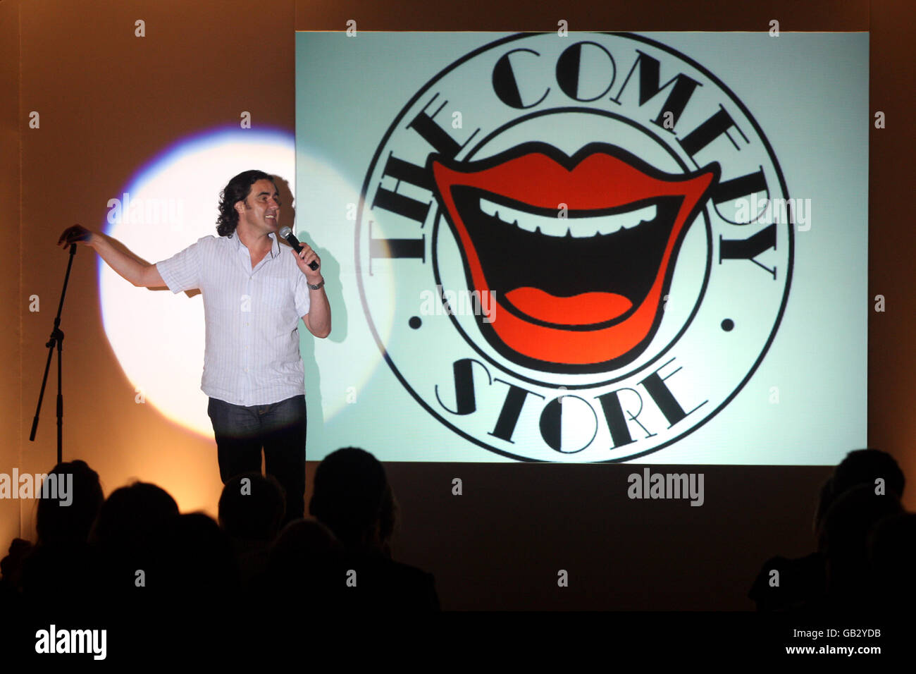 Il comico Micky Flanagan durante la sua routine nella Sala Esher A Sandown Park Foto Stock