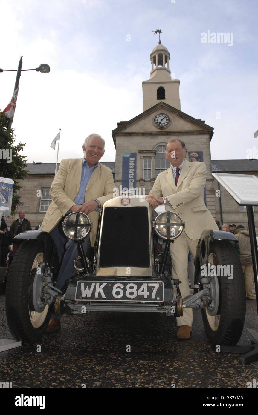 Leslie Murray Presidente dell'Ulster Vintage Car Club (a sinistra) e ben Cussons Presidente del RAC con l'auto Lea-Francis che ha vinto l'ARDS TT 1928 a Conway Square, Newtownards, Co giù per segnare la presentazione di un memoriale all'ARDS TT, 80 anni dopo la prima gara. Foto Stock