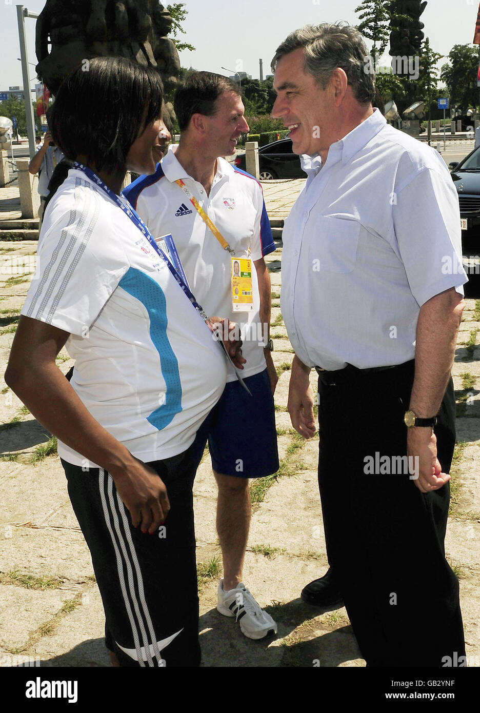 Il primo ministro Gordon Brown viene mostrato intorno al Team GB Olympics Athletics Lodge dall'ex vincitore della medaglia d'oro olimpica Denise Lewis dopo essere arrivato a Pechino per partecipare agli ultimi giorni dei Giochi Olimpici del 2008 in Cina. Foto Stock